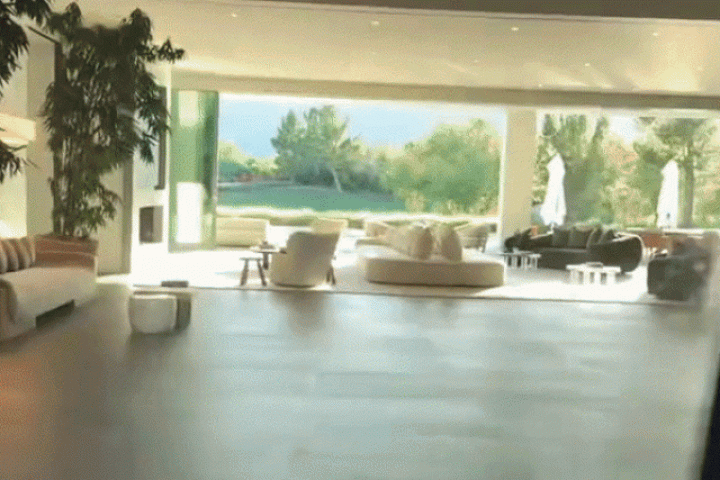 Kylie Jenner khoe biệt thự 'đẹp choáng ngợp'