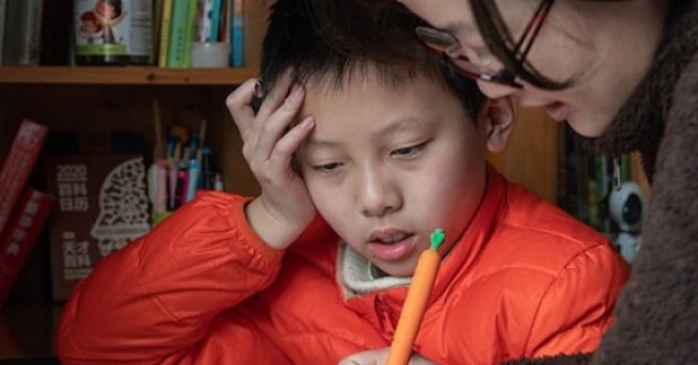 Vỡ u não sau cơn tức giận kèm con học