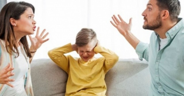 3 kiểu cha mẹ khiến con "không ngẩng đầu lên được"