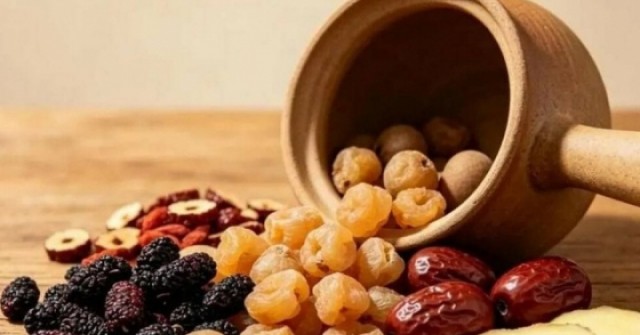 Dâu tằm tháng 4 "quý như nhân sâm": 5 cách dùng giúp bổ huyết, ngủ ngon