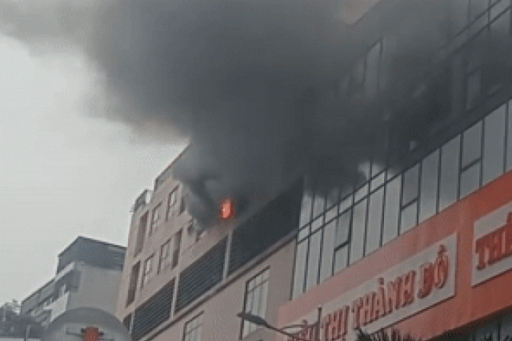 Cháy chung cư ở Hà Nội, lửa bốc ngùn ngụt tại tầng 6