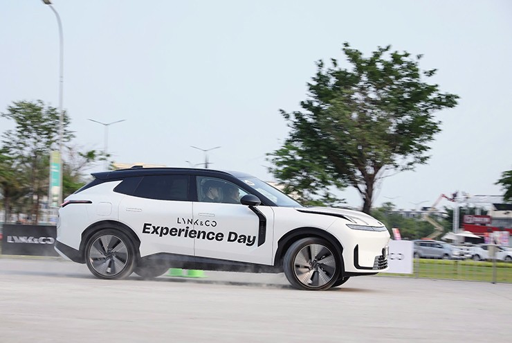 Xe sở hữu dáng fastback đậm chất coupé, phần đuôi xe được vuốt xuống mềm mại.