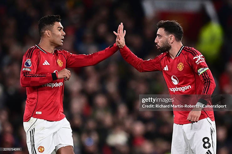 MU vừa để thua Leeds, dù Casemiro và Fernandes đã chơi nỗ lực