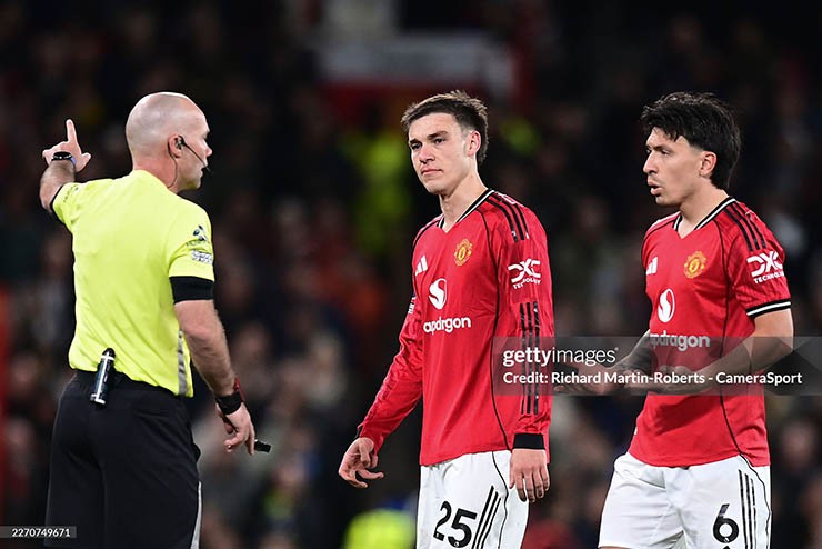 Ugarte (số 25)&nbsp;đang khiến fan MU thất vọng