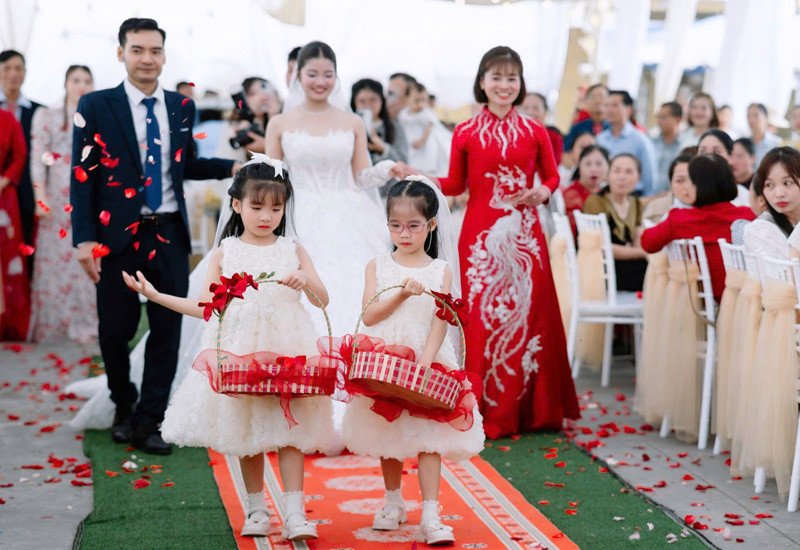 Hai gia đình tổ chức chung tiệc cưới&nbsp;