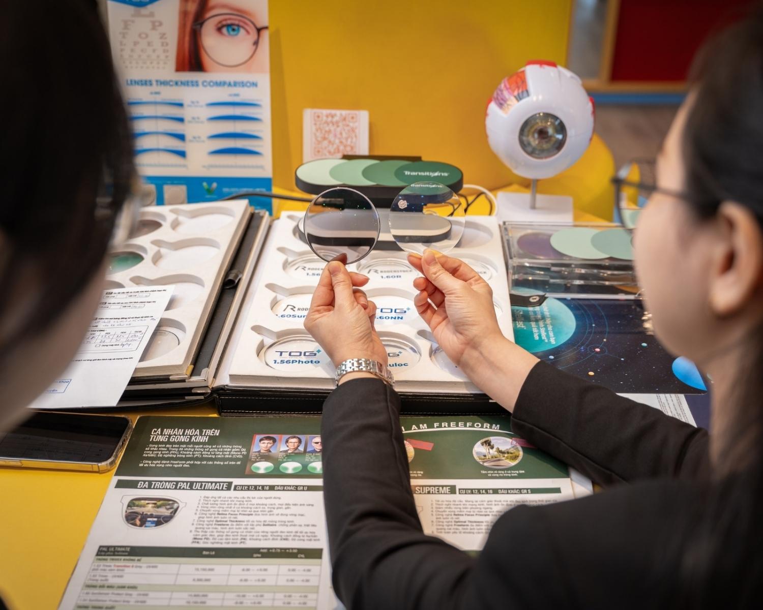 Quầy tư vấn tròng kính minh bạch tại Kính Hải Triều