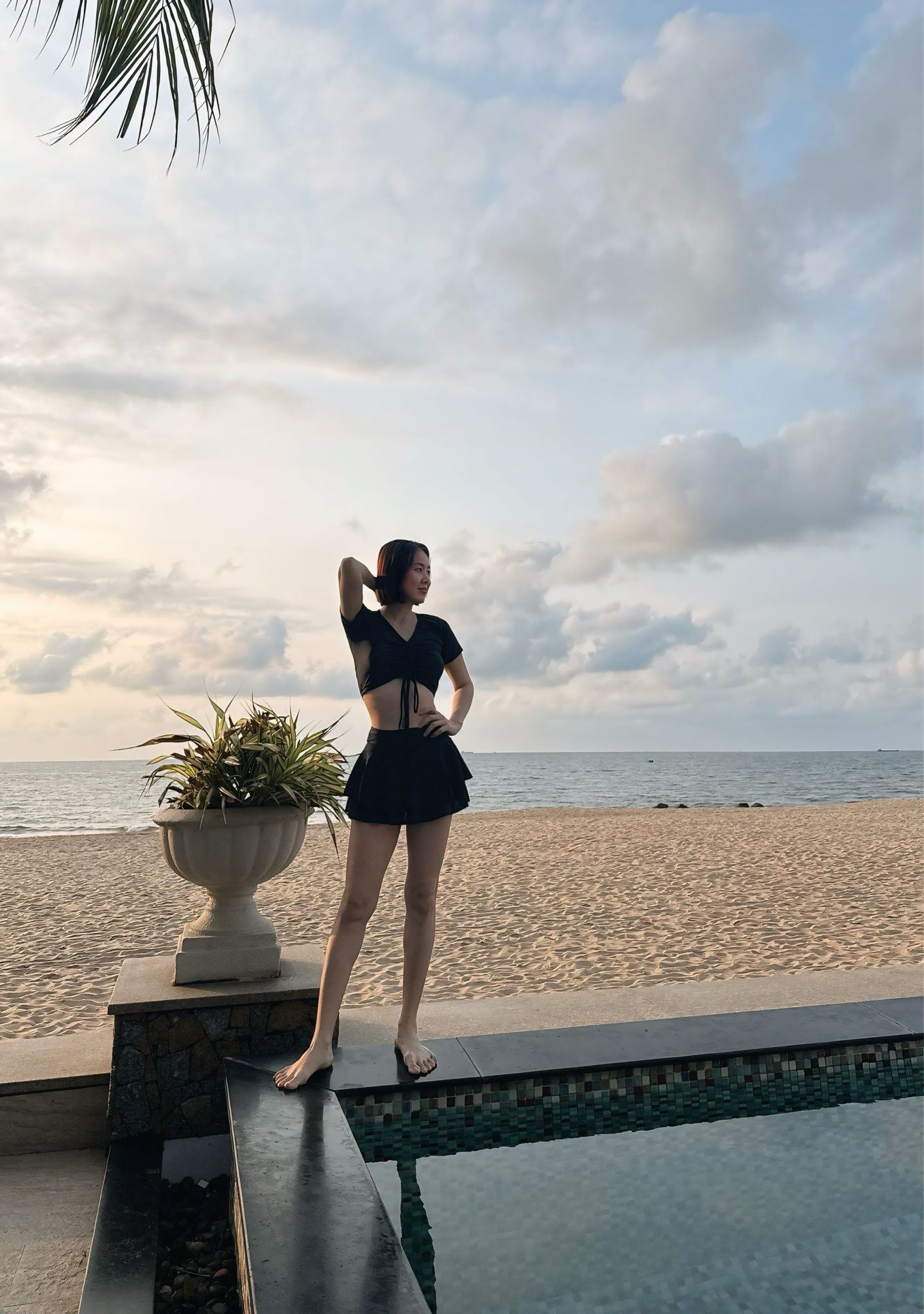 Cùng chồng trẻ đi chơi, Lê Phương khoe diện mạo gợi cảm - 3