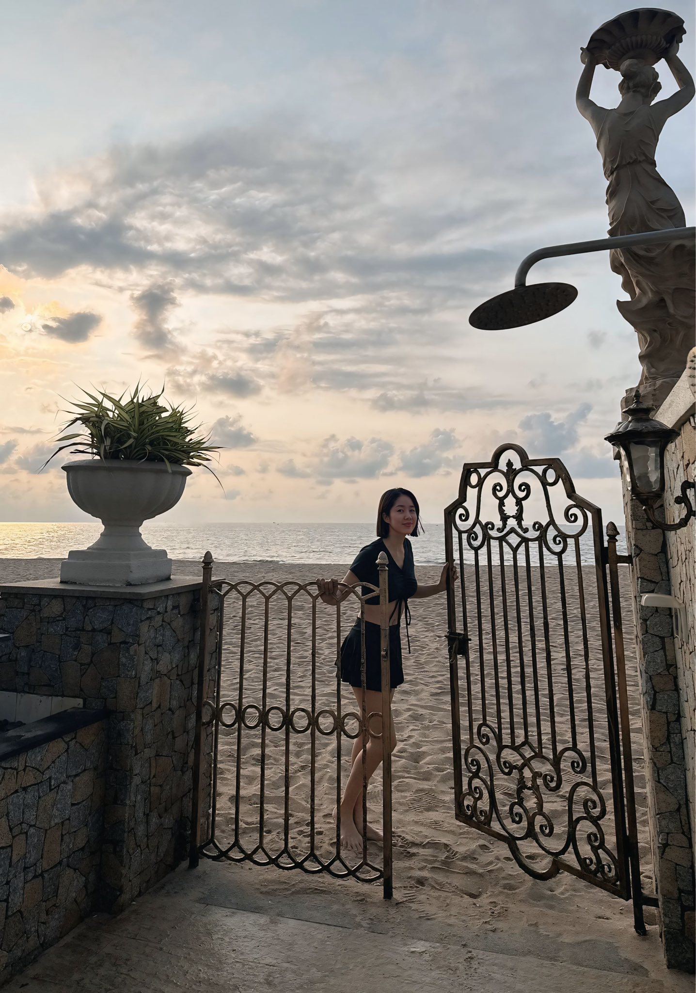 Cùng chồng trẻ đi chơi, Lê Phương khoe diện mạo gợi cảm - 2