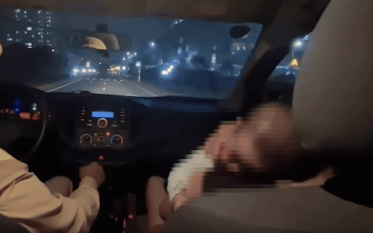 Mẹ bế con 7 tháng tuổi cầu cứu CSGT khi cháu bé gặp phản ứng dị ứng nặng, lực lượng chức năng nhanh chóng hỗ trợ đưa đến bệnh viện cấp cứu kịp thời.