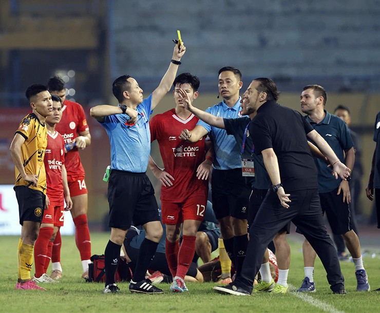 HLV Popov nhận thẻ đỏ vì phản ứng trọng tài ở trận gặp Thanh Hoá.