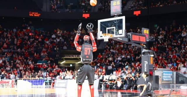 Robot CUE7 của Toyota "hóa" siêu sao bóng rổ, thách thức cả tuyển thủ NBA