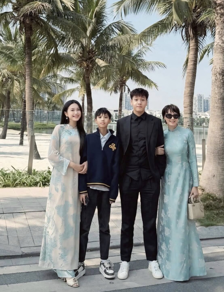 Doãn Hải My và mẹ cùng 2 em trai trong dịp Tết Nguyên đán 2026.