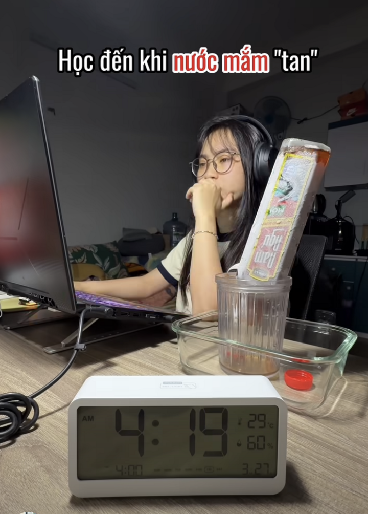 Một số bạn trẻ còn nghĩ ra những phiên bản tan đá như "bún bò huế" và "nước mắm".