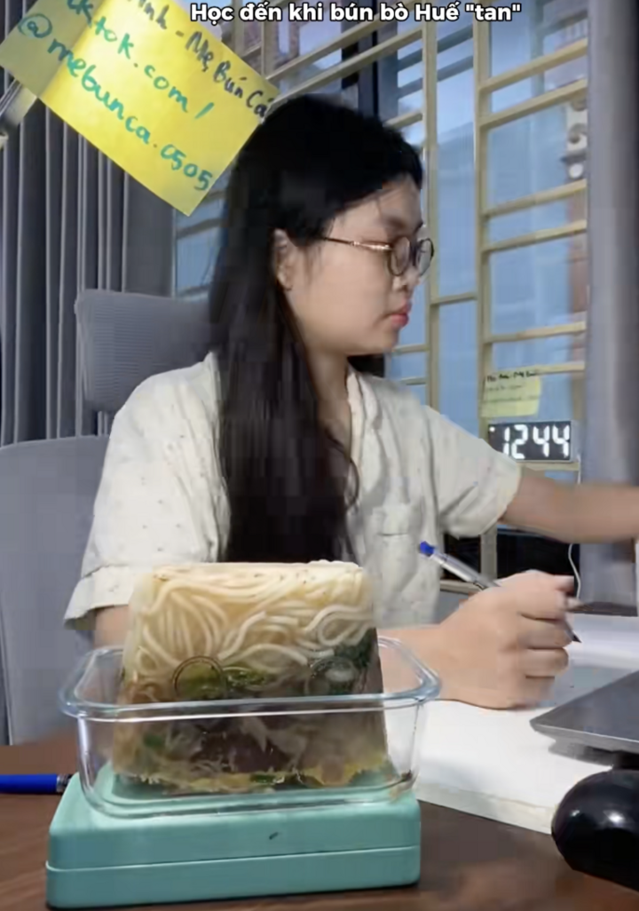 Một số bạn trẻ còn nghĩ ra những phiên bản tan đá như "bún bò huế" và "nước mắm".