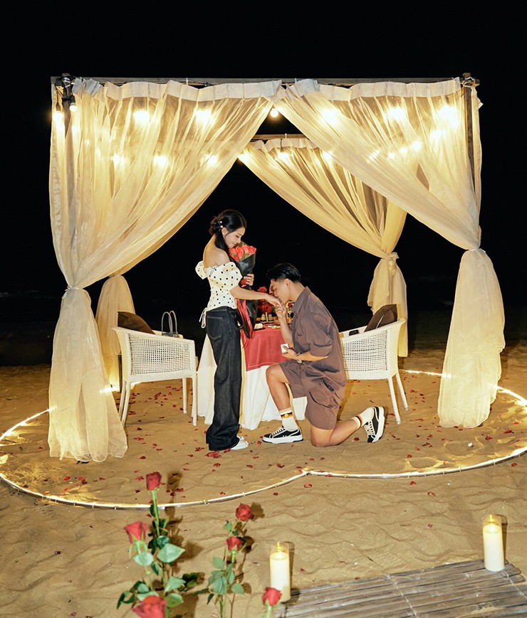 Văn Thanh quỳ gối cầu hôn bạn gái Bích Hạnh.