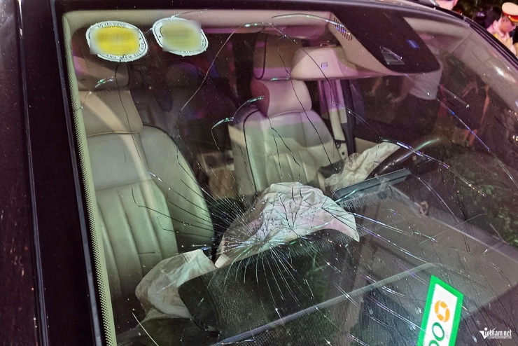 Cả hai túi khí của ô tô đều "nổ" sau va chạm. Ảnh: Đình Hiếu