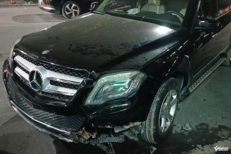 Phần đầu ô tô bị hư hỏng sau va chạm. Ảnh: Đình Hiếu