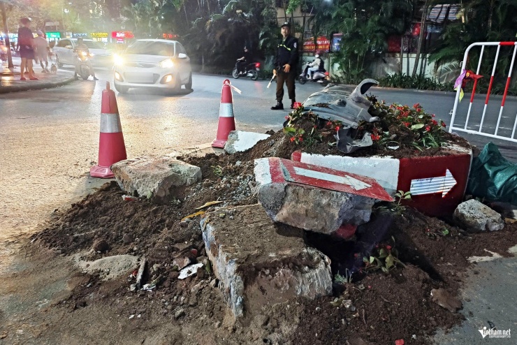 Ô tô đâm trực diện vào vòng xuyến trên đường. Ảnh: Đình Hiếu