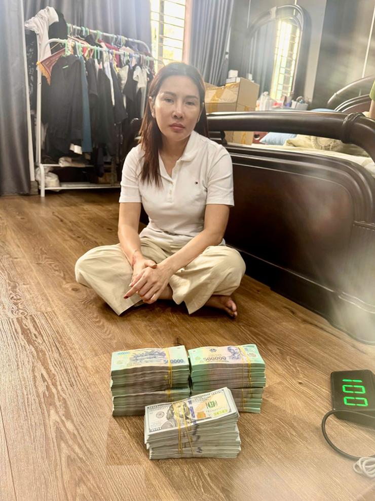 Công an khám xét nơi ở của Lê Thị Thùy Trang và thu giữ tài sản. Ảnh: CA