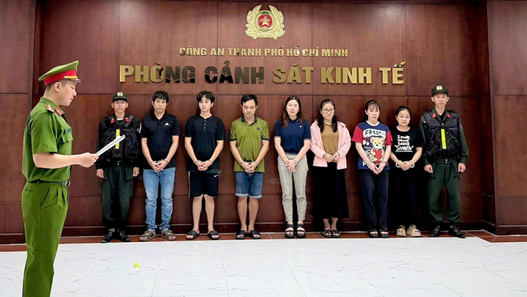 Lê Thị Thùy Trang cùng 6 đồng phạm bị khởi tố về 2 tội danh “Gây ô nhiễm môi trường” và “Mua bán trái phép hóa đơn”. Ảnh: CA