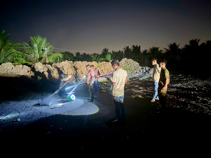 Cơ quan chức năng lấy mẫu rác thải để giám định nhằm có căn cứ xử lý theo quy định pháp luật. Ảnh: CA