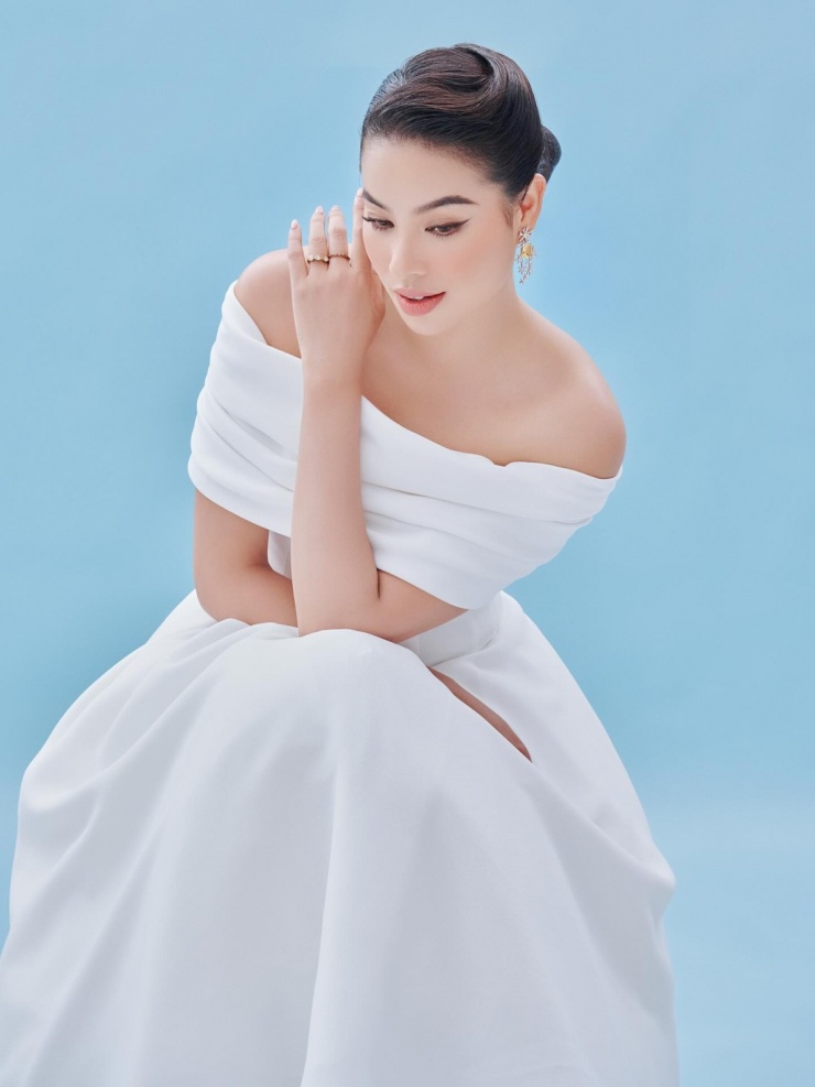 Hoa hậu được nhận xét phù hợp với lối trang điểm quyến rũ, nhấn vào mắt, môi, má.