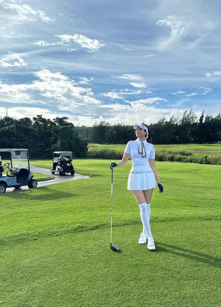 Phạm Hương chơi golf, tập yoga nhiều năm qua.
