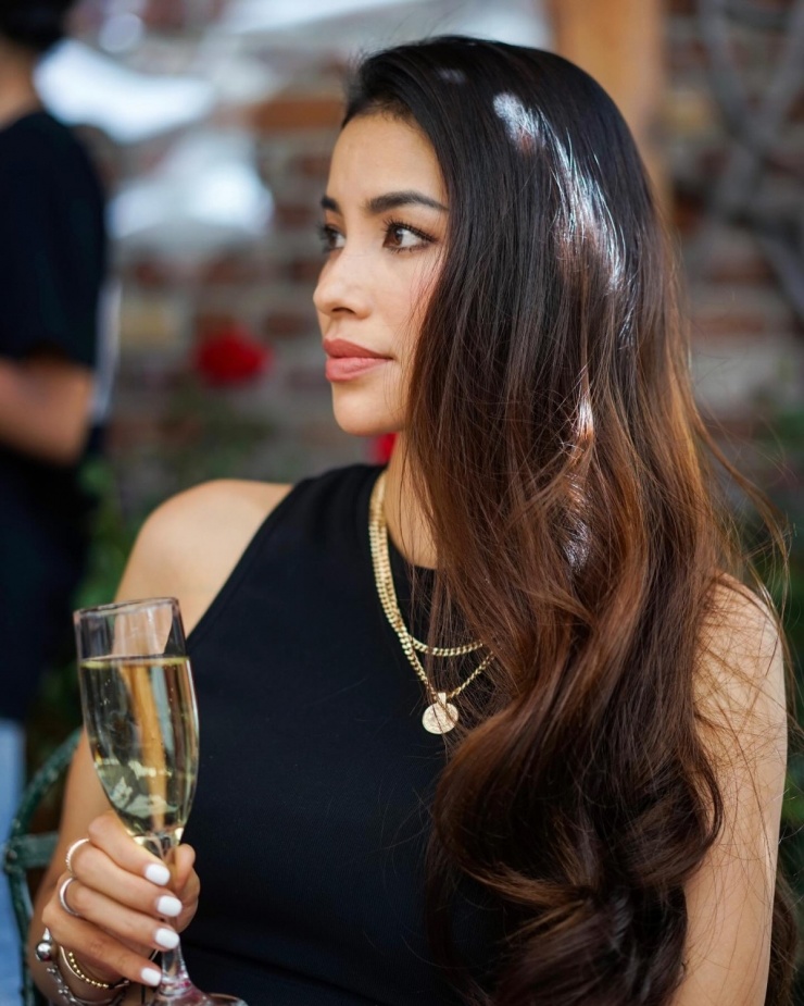 Phạm Hương đàn hát Chỉ còn những mùa nhớ (Minh Min sáng tác) tặng fan.