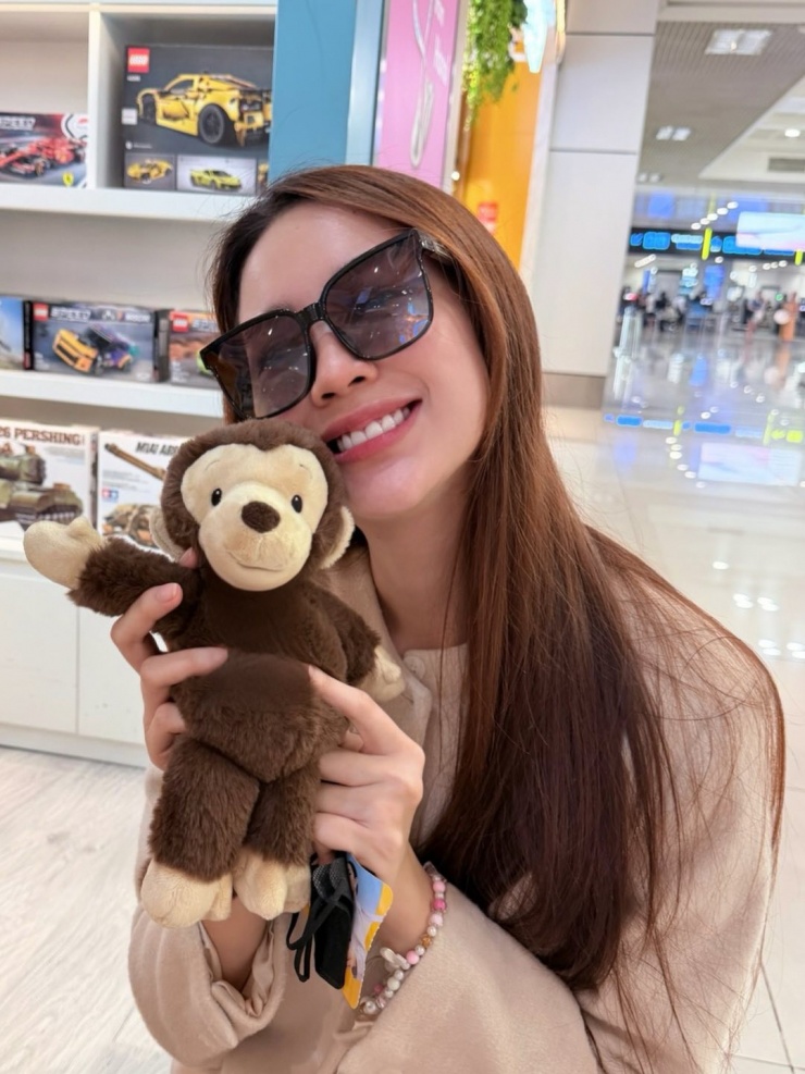 Ảnh sao 15/4: 'Công chúa hàng hiệu' Tiên Nguyễn xách túi tiền tỷ ở Thụy Sĩ - 4