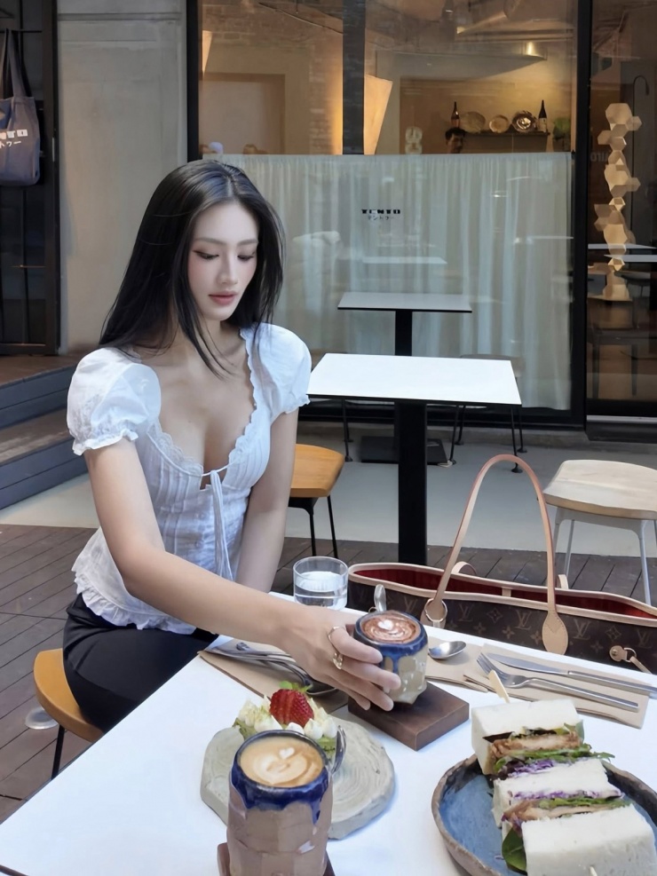 Ảnh sao 15/4: 'Công chúa hàng hiệu' Tiên Nguyễn xách túi tiền tỷ ở Thụy Sĩ - 7