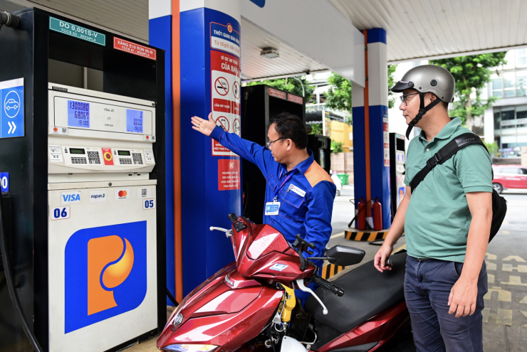 Bộ Công Thương đề xuất giao quyền quyết định giá cho các thương nhân xăng dầu. Ảnh: Nam Khánh