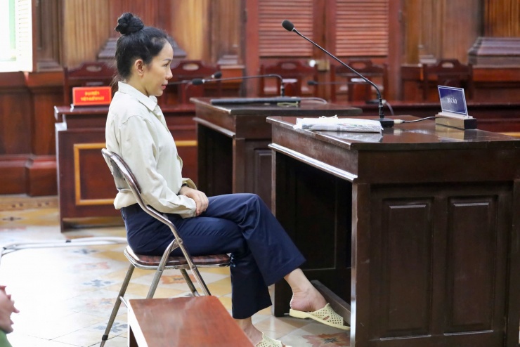 Hình ảnh mới nhất của Youtuber Đinh Lan tại phiên toà liên quan bà Nguyễn Phương Hằng - 6