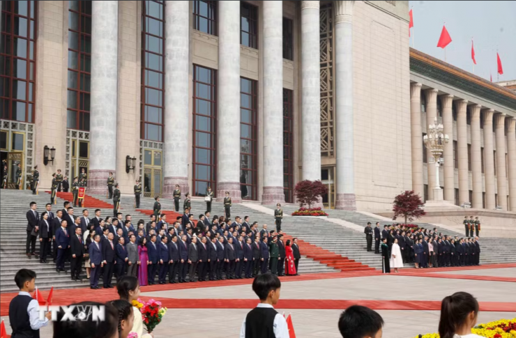 Đoàn đại biểu cấp cao hai nước tham dự Lễ đón. Ảnh: TTXVN