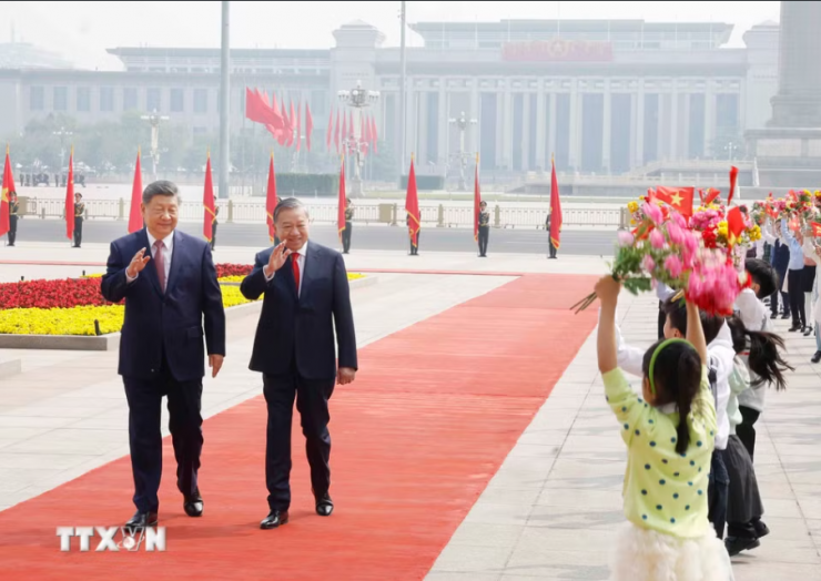 Tổng Bí thư, Chủ tịch nước Tô Lâm và Tổng Bí thư, Chủ tịch nước Trung Quốc Tập Cận Bình với thiếu nhi Trung Quốc tại Lễ đón. Ảnh: TTXVN