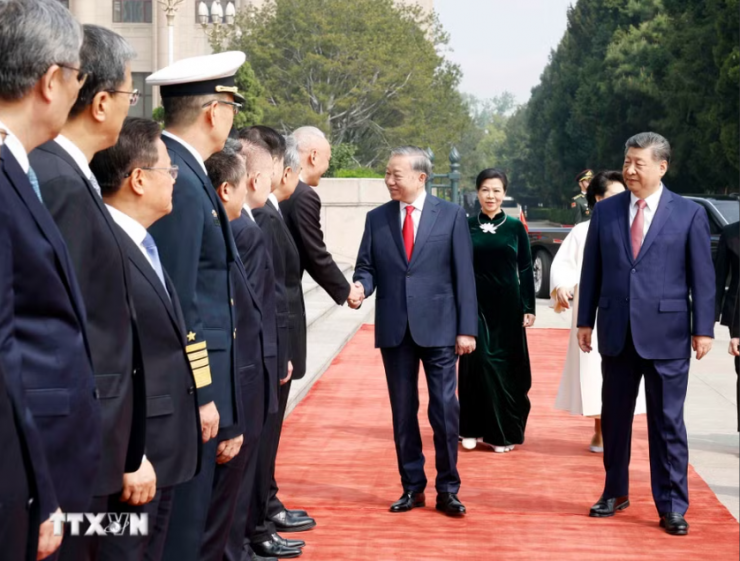 Tổng Bí thư, Chủ tịch nước Tô Lâm với thành viên chính thức Đoàn Trung Quốc tại Lễ đón. Ảnh: TTXVN