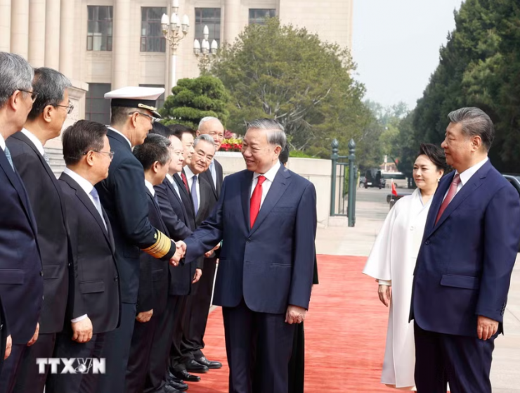 Tổng Bí thư, Chủ tịch nước Tô Lâm với thành viên chính thức Đoàn Trung Quốc tại Lễ đón. Ảnh: TTXVN