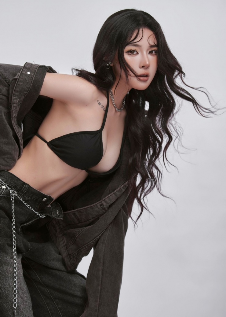 Váy áo tôn đường cong của bạn gái hậu vệ Vũ Văn Thanh - 5