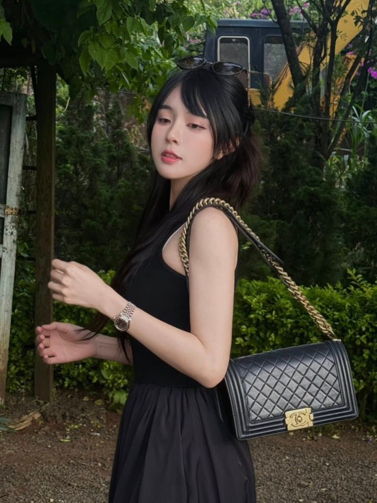 Váy áo tôn đường cong của bạn gái hậu vệ Vũ Văn Thanh - 9