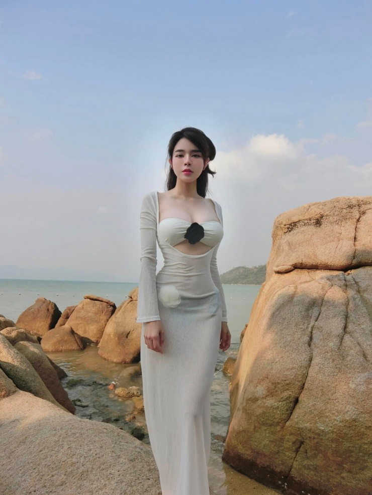 Bích Hạnh phối cả "cây" đỏ với mũ lông dạo phố.