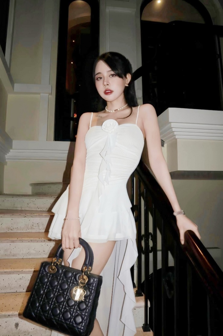 Váy áo tôn đường cong của bạn gái hậu vệ Vũ Văn Thanh - 12