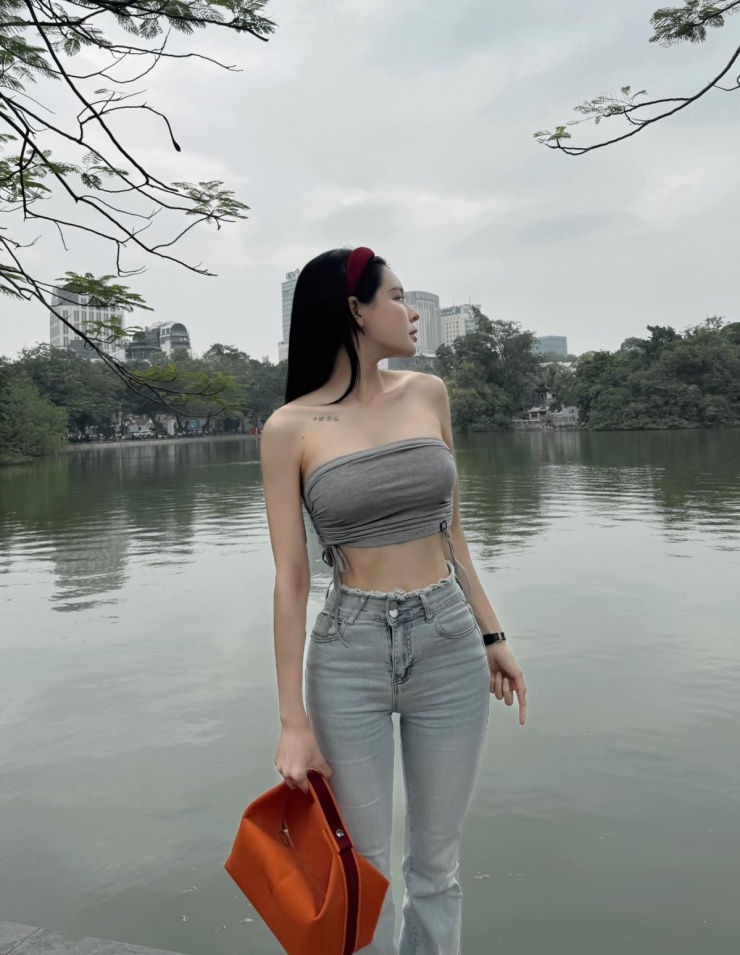 Váy áo tôn đường cong của bạn gái hậu vệ Vũ Văn Thanh - 11