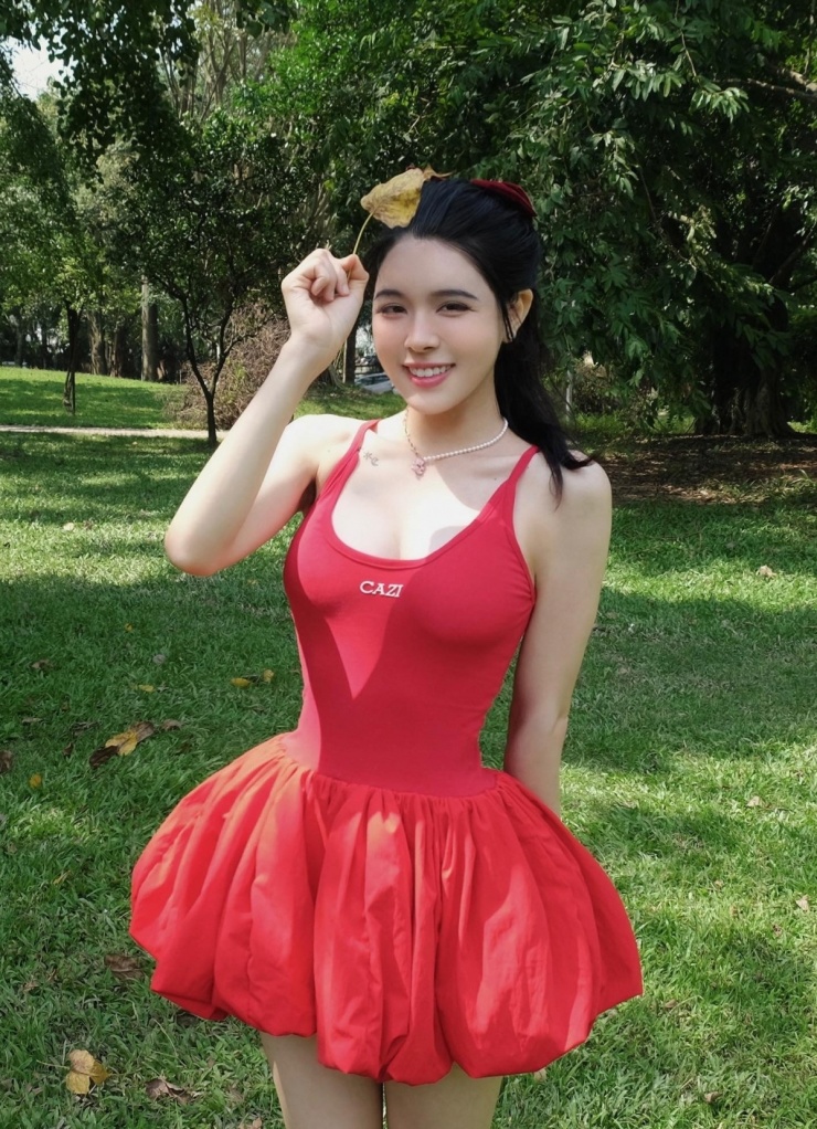 Váy áo tôn đường cong của bạn gái hậu vệ Vũ Văn Thanh - 10