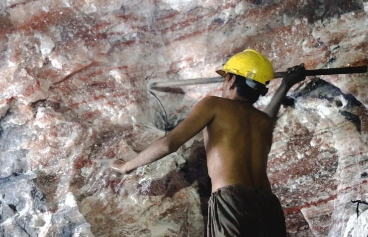 Công nhân làm việc trong mỏ. Ảnh: Business Insider