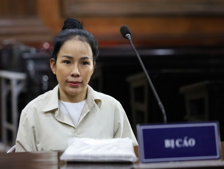 Bị cáo Đinh Thị Lan tại toà