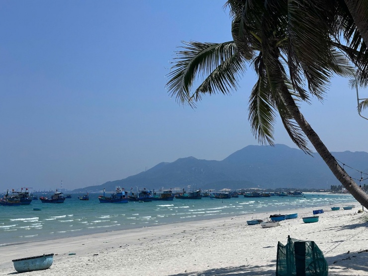 Bãi biển Dốc Lết có khung cảnh được nhiều du khách ví như "Hawaii của Việt Nam"