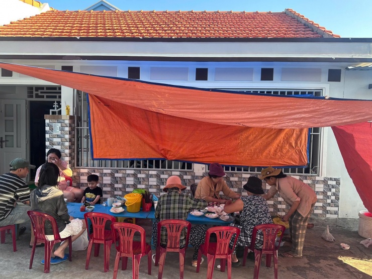 Cô gái TPHCM mang mực tươi đến quán bản địa, nhờ người bán đổ giúp bánh căn với chi phí khá rẻ