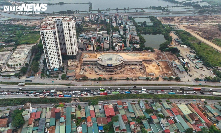 Dự án xây dựng bến xe khách Yên Sở đang dần thành hình tại cửa ngõ phía Nam Hà Nội, với tổng mức đầu tư gần 120 tỷ đồng. Công trình được quy hoạch nhằm chia sẻ áp lực cho các bến xe lớn như bến xe Giáp Bát và bến xe Nước Ngầm, vốn đã quá tải suốt nhiều năm.