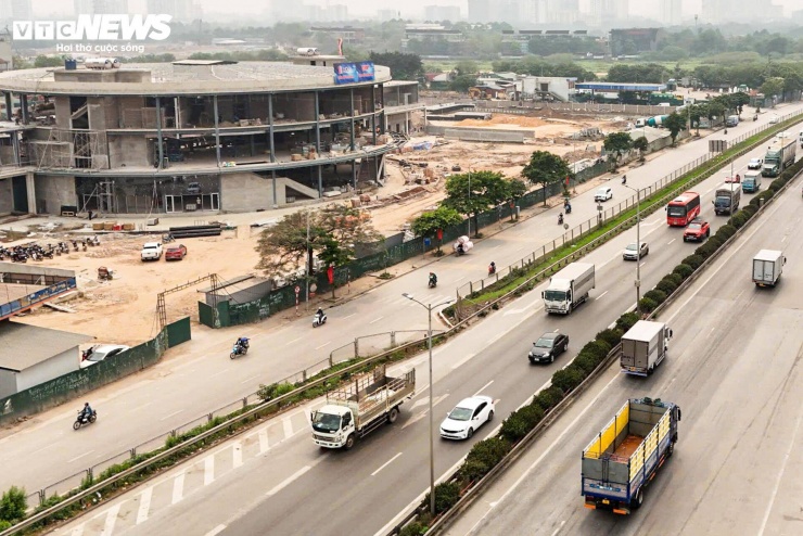 Công trình cao 4 tầng, gồm 3 tầng nổi và 1 tầng hầm, trong đó phần hầm rộng khoảng 5.000 m² được bố trí làm nơi trông giữ phương tiện cho hành khách. Đây là điểm khác biệt đáng chú ý so với nhiều bến xe hiện hữu tại Hà Nội.