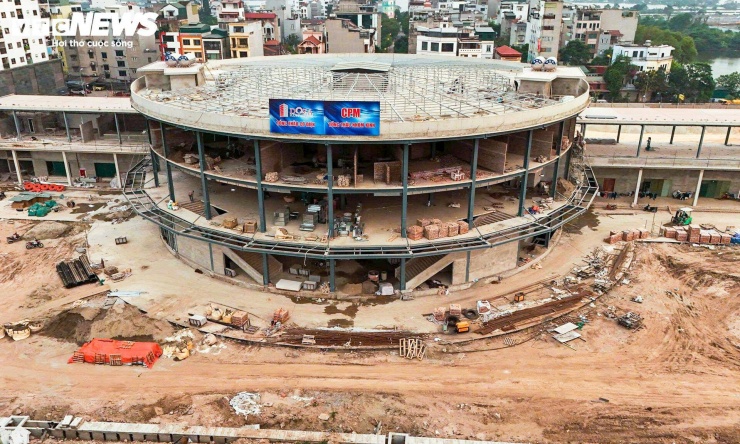 Hai khối nhà chức năng bố trí hai bên cũng đang được thi công đồng thời, với tiến độ được đẩy nhanh.