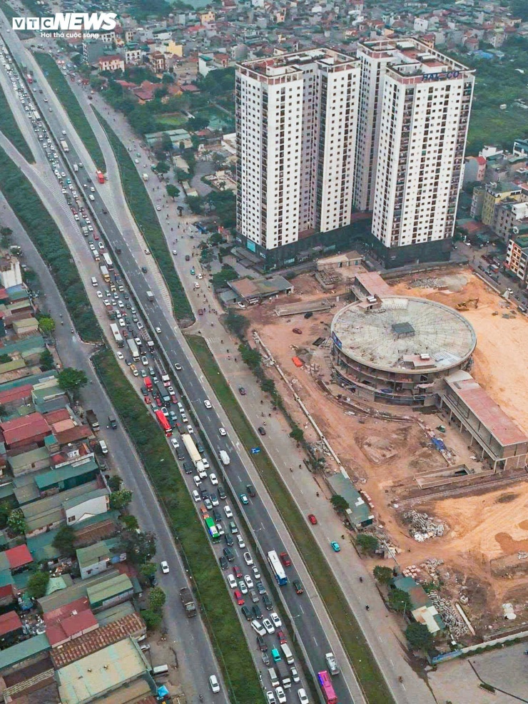 Công trình nằm trên trục Vành đai 3, tuyến giao thông quan trọng kết nối các cửa ngõ của thành phố. Vị trí này cách bến xe Nước Ngầm khoảng 2 km và cách bến xe Giáp Bát khoảng 5 km, thuận lợi cho việc tổ chức lại các tuyến vận tải liên tỉnh, đặc biệt là các tuyến phía Nam.